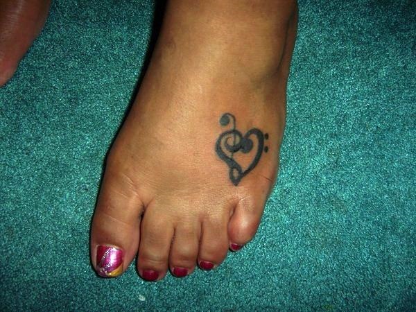 35 Cute and Small Heart Tattoo Designs 27