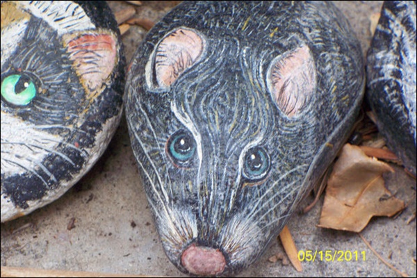 40 Cute Pictures of Animals Painted on Rocks 10