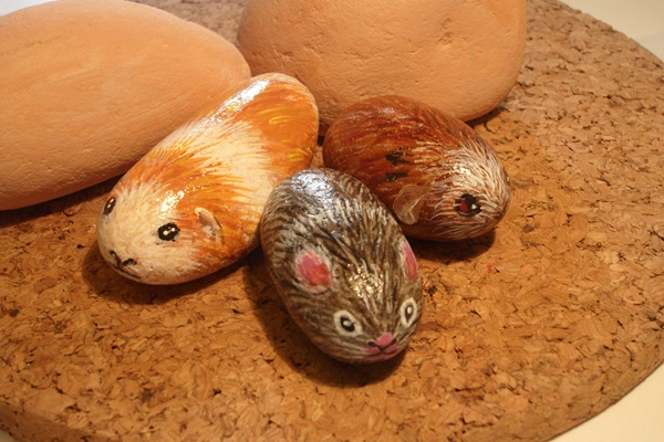 40 Cute Pictures of Animals Painted on Rocks 30