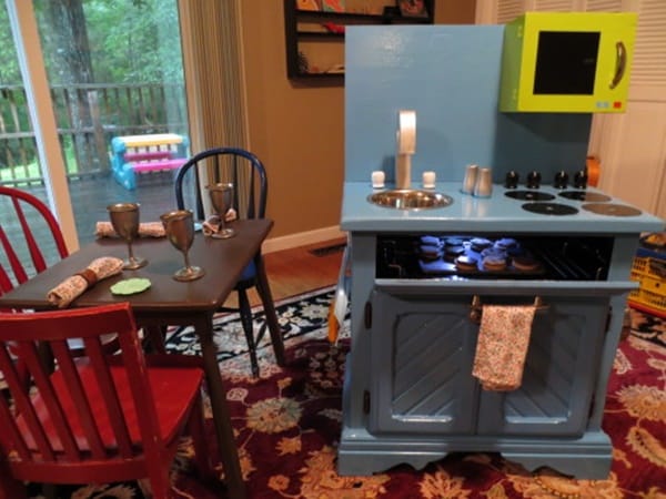 10awesome-diy-play-kitchen-ideas-for-your-kids-2