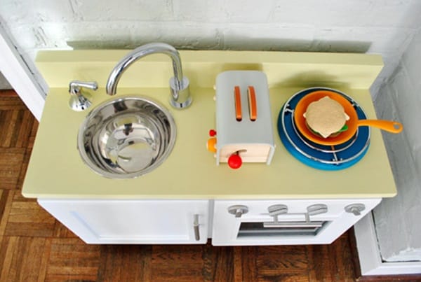 10awesome-diy-play-kitchen-ideas-for-your-kids-3