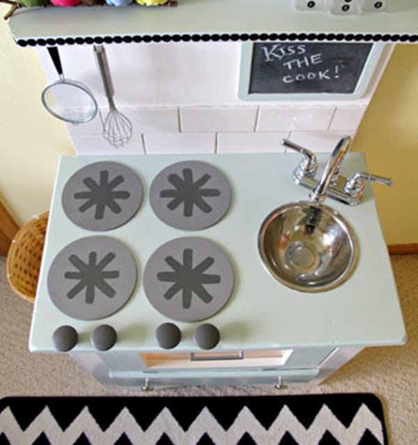 10awesome-diy-play-kitchen-ideas-for-your-kids-4