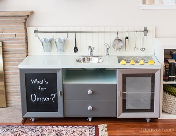 10awesome-diy-play-kitchen-ideas-for-your-kids-9