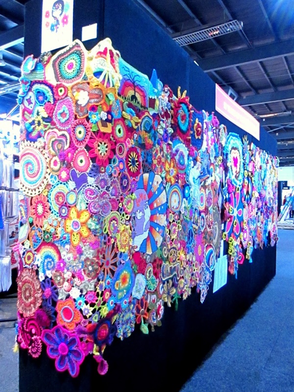 25-beyond-believe-crochet-artwork-installations-12