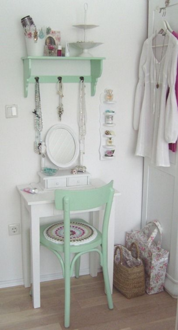 Clever Ways to Use Small Space for Dressing Table