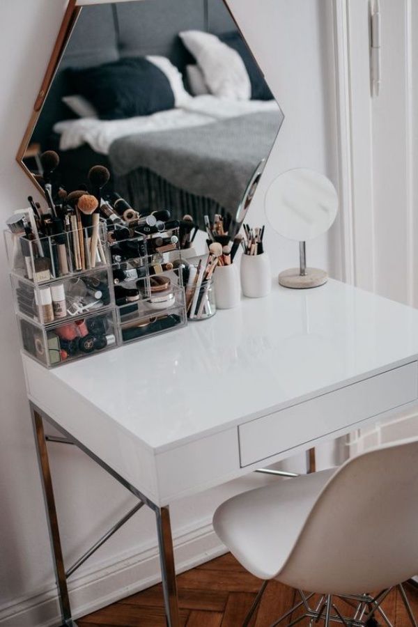 Clever Ways to Use Small Space for Dressing Table