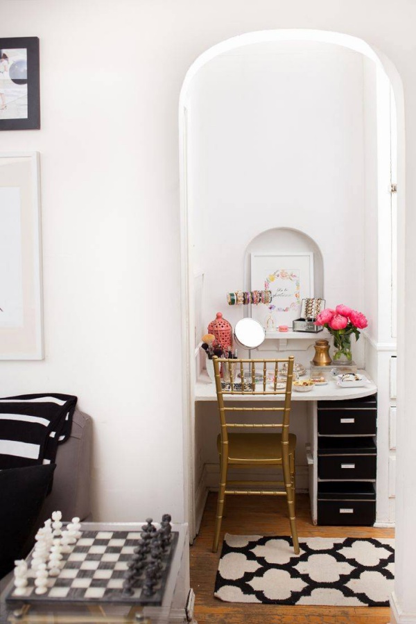 Clever Ways to Use Small Space for Dressing Table