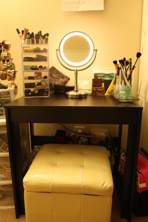 Clever Ways to Use Small Space for Dressing Table