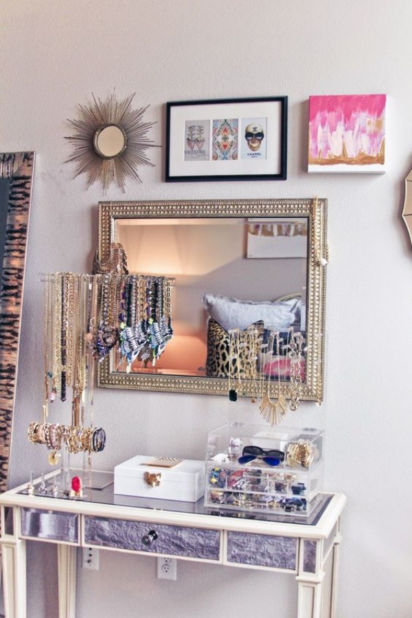 Clever Ways to Use Small Space for Dressing Table