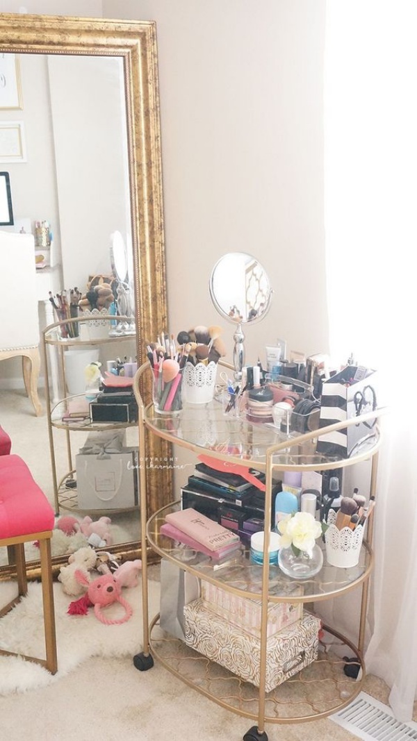 Clever Ways to Use Small Space for Dressing Table