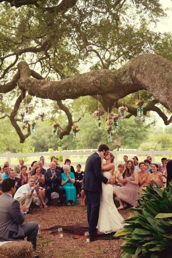 Ways To Decorate Your Backyard For a Wedding