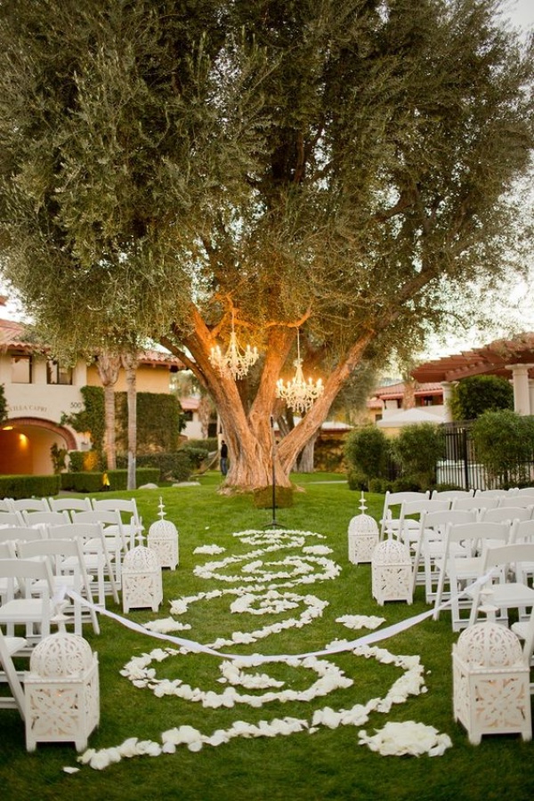 Ways To Decorate Your Backyard For a Wedding