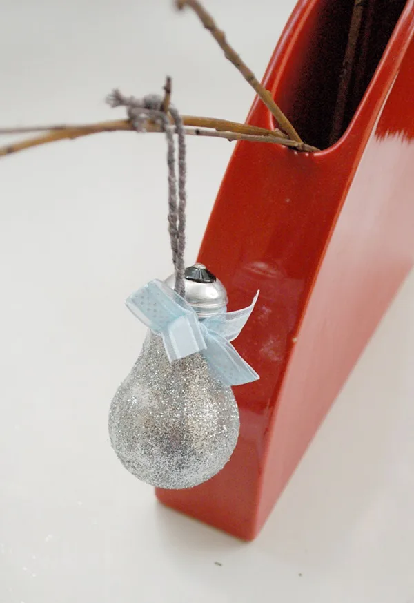 19 Brilliant Ways to Repurpose Old Light Bulbs 9