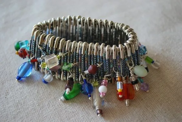 Make Your Own DIY Safety Pin Jewelry Ideas